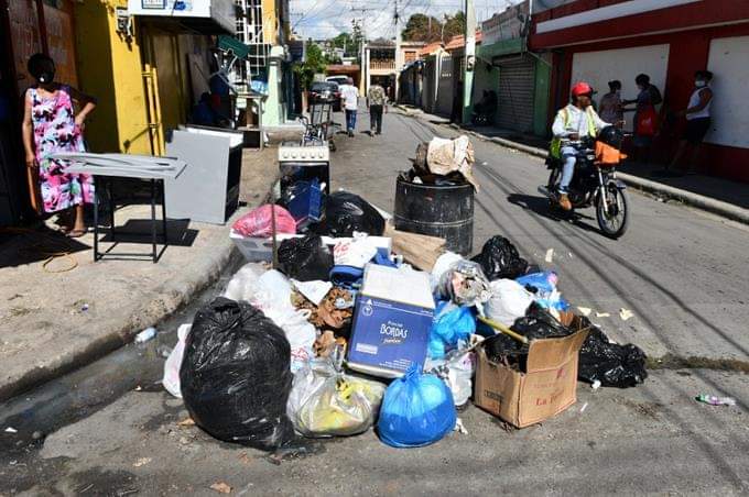 SDE, ciudad con hoyos en las calles y montones de basura. - Desde la Fuente