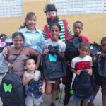 Zoraida Caminero lleva alegría y útiles a 143 niños