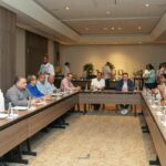Gobierno y G-12 buscan alternativas ante alza de combustibles